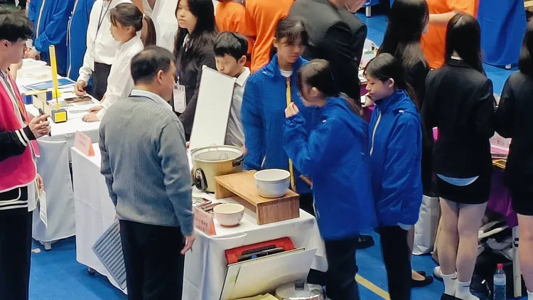 陳宣里，黃劉靜，陳桑予3人合作獲台灣發明展選拔賽金牌。民眾提供