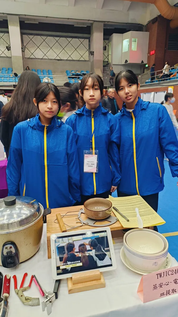 左起陳宣里，黃劉靜，陳桑予3人合作獲台灣發明展選拔賽金牌。民眾提供