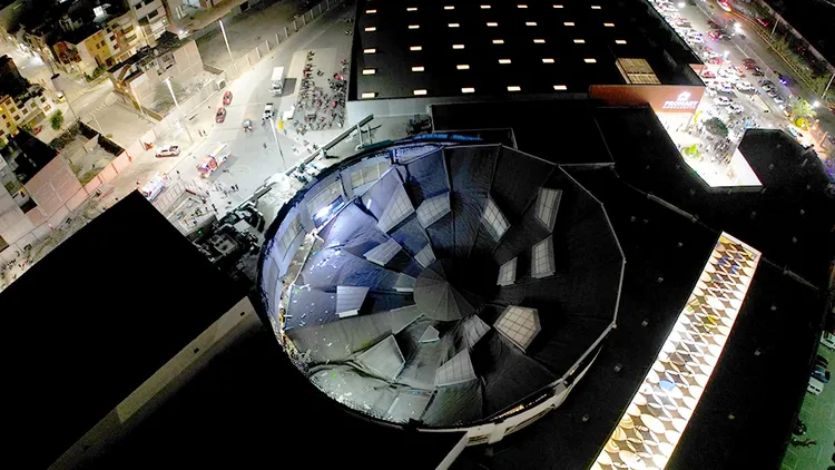 購物中心美食廣場整個屋頂崩落。翻攝自X