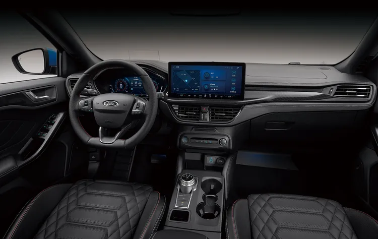 車內透過12.3吋全彩液晶數位儀錶板、13.2吋懸浮式全彩LCD觸控螢幕（支援2K高解析度）及HUD智慧型抬頭顯示器，清晰顯示各項車用必備資訊。業者提供