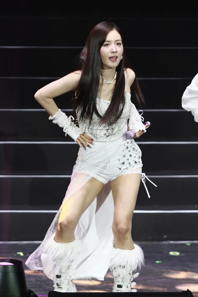 尹普美過年在家看電視、吃東西，當「沙發馬鈴薯」。彭欣偉攝