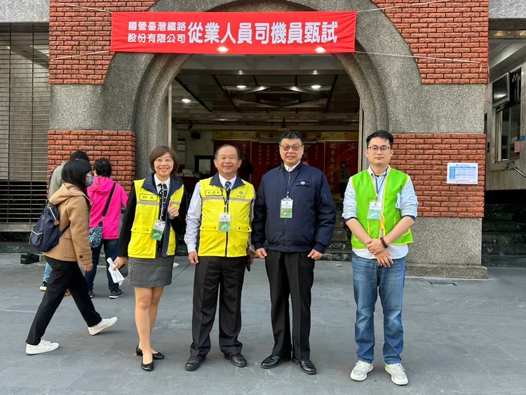 台鐵今（15日）分別於台北、花蓮舉辦第一期從業人員司機員筆試作業，董事長杜微（右起2）前往視察。台鐵提供