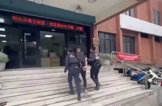 嫌犯二度衝撞警車，行徑相當囂張大膽，最後棄車逃逸仍難逃法網。翻攝畫面