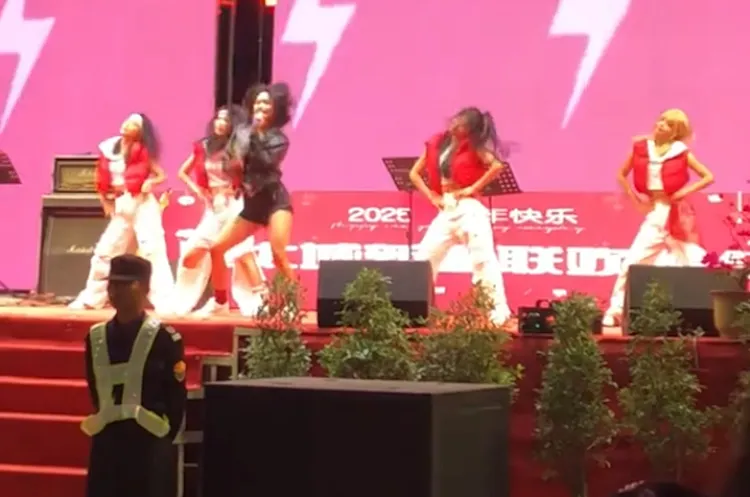 晚會上辣妹大跳洗腦神曲《APT》。翻攝畫面