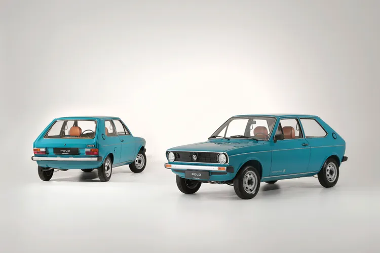 1970年代，隨著Paasat和Golf相繼於1973及1974推出，史上第一輛Polo也於1975年首次亮相，完美成為Volkswagen前輪驅動新家族的最後一塊拼圖。原廠照片