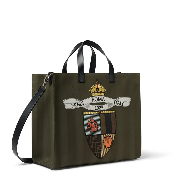 FENDI Club徽章圖騰購物包，8萬9400元。品牌提供