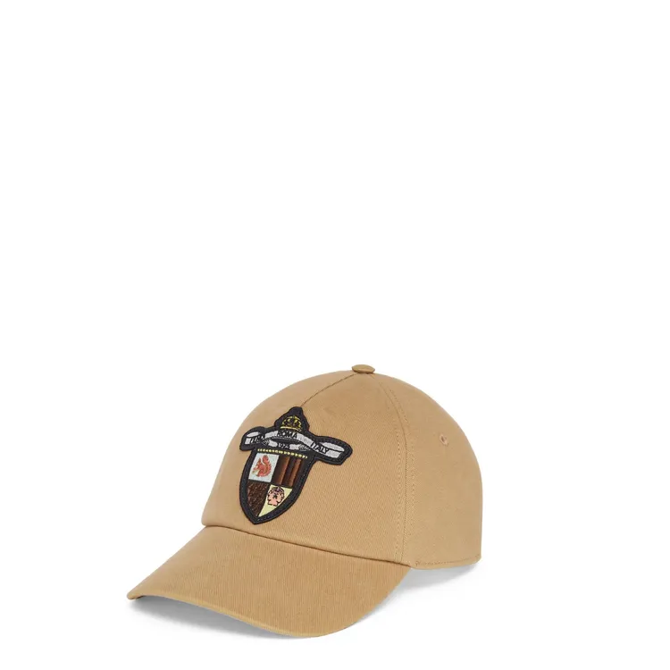 FENDI Crest徽章圖騰棒球帽，2萬1400元。品牌提供