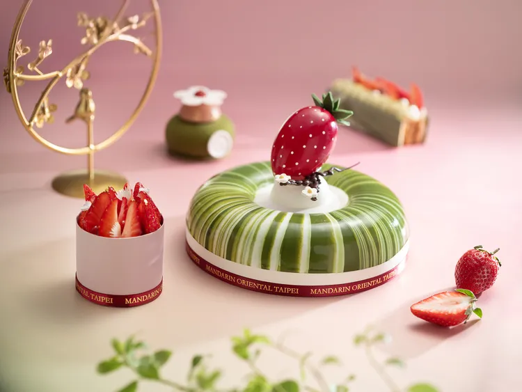 台北文華東方酒店「文華餅房」汲取台灣手搖茶中的清新果茶構思，結合法式甜點工藝，融匯當季草莓等鮮果香氣與茶韻，打造多款詮釋春日意象的美點。(由左至右) 「莓好時光」小蛋糕、「春日草莓」7吋及小蛋糕、「草莓開心果千層」小蛋糕。台北文華東方酒店提供