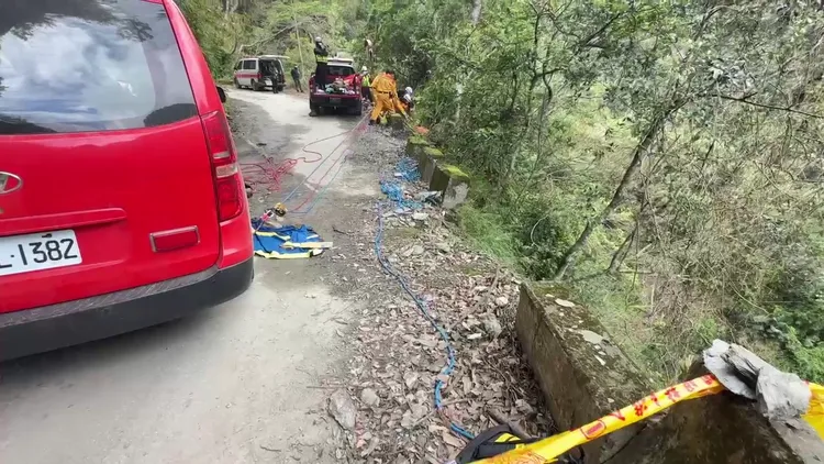 警方在木瓜溪龍澗發電廠附近深約40公尺的懸崖下發顯死者遺體。民眾提供