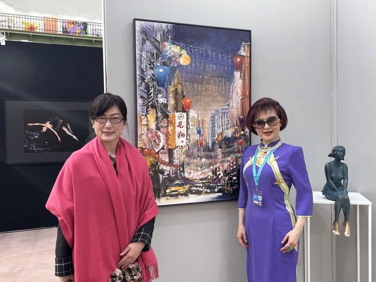 台灣高等法院法官郭豫珍（右）以「台北燈會」為創造元素的油畫作品「見翔」，獲選今年首都藝術展。18日開展當天駐法大使郝培芝（左）前往致意。中央社