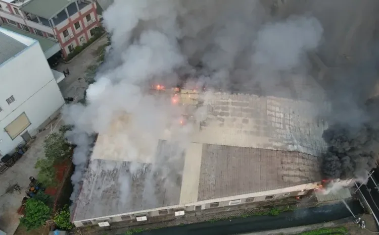 300坪的工廠陷入火海，濃煙密佈。翻攝照片