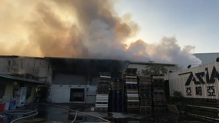 警消出動21車56人馳援。翻攝照片