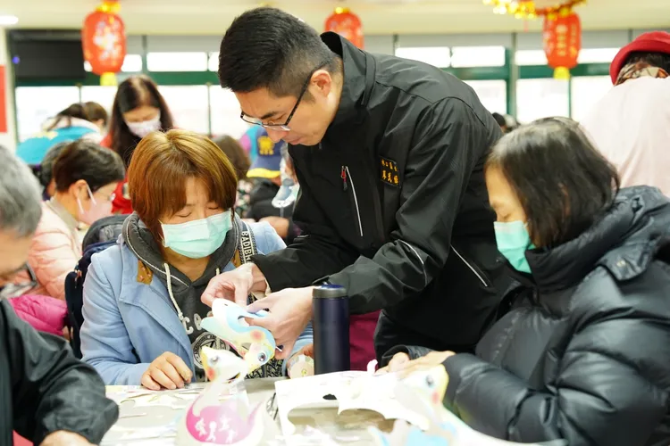 林口區長廖武輝親自教長輩製作燈籠。公所提供