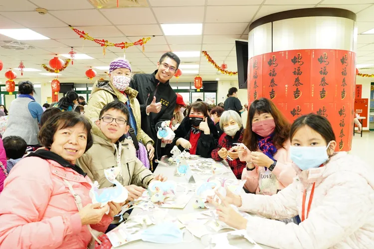 志工及社區長輩們透過製作燈籠感受到年節氣氛。公所提供