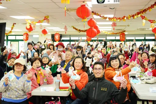 林口百位长辈体验手作蛇年小提灯 祖孙齐赏共玩感受元宵氛围
