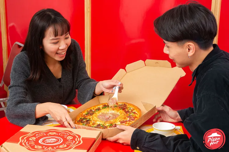 「豪牛宴火鍋披薩」可單喝牛肉湯、雙口味的披薩，或是將披薩沾著牛肉湯汁一起吃。必勝客提供