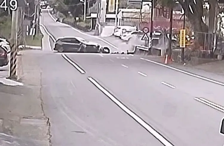 休旅車撞上水泥護欄後彈到對向的空地。翻攝畫面