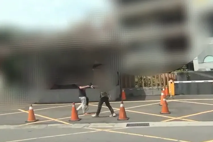 詐團成員在約定地點交換鑰匙，之後駕車至金融機構進行匯款。警方提供