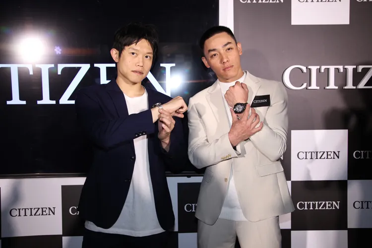 陳冠宇（左）與陳晨威（右）帥氣炫錶。彭欣偉攝