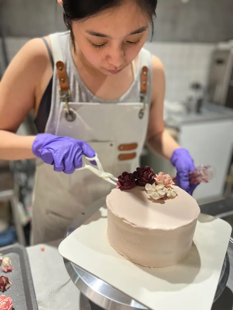 游君萍罹患憂鬱症時，藉著做蛋糕慢慢走出情緒。大愛提供