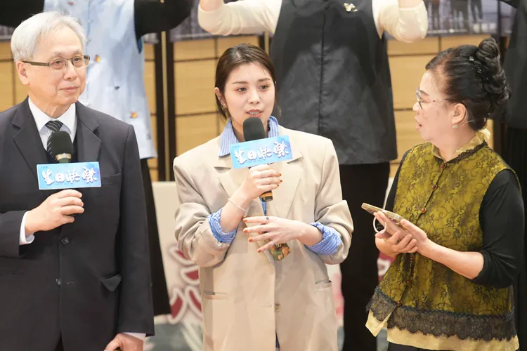 王英偉主任（左起）和游君萍一起為戲宣傳。大愛提供