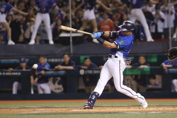 王博玄第1棒就打安打。  彭欣偉攝