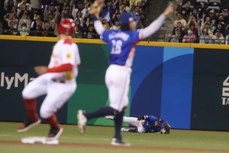 宋晟睿飛撲接殺。  彭欣偉攝