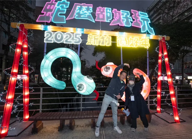 邱臣遠與市民嗨翻站前廣場。新竹市府提供