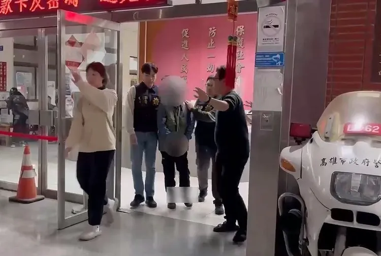 狠心殺害趙姓婦人再分屍丟入河裡的張姓男子，被警方依殺人等罪移送法辦，全程不發一語。民眾提供