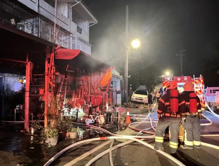 嘉義縣消防隊派遣22車40人馳援。民眾提供