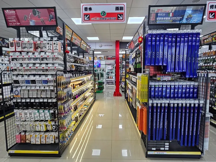 開幕期間還有眾多汽車商品促銷優惠，包含精選商品1元起標，指定型號行車紀錄器、反雷達、救援行動電源988元。業者提供