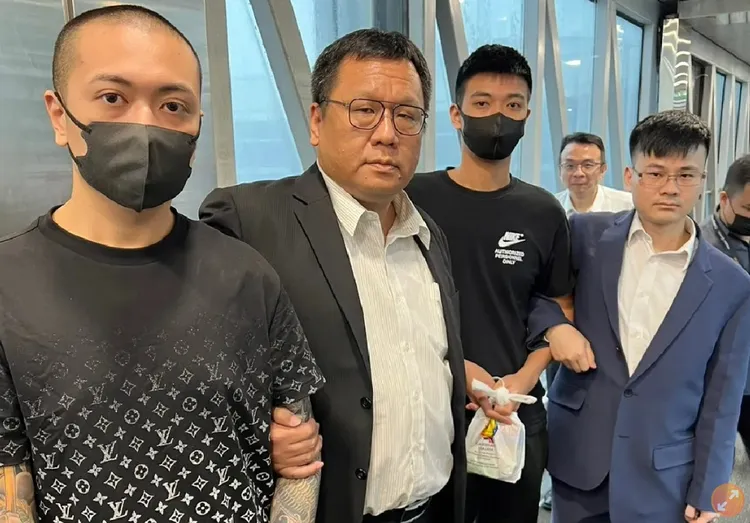 林京履(左)在土城當鋪掃射案發後潛逃馬來西亞後落網。翻攝畫面