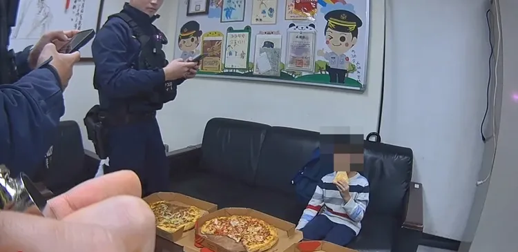 女警員將男童帶回派出所安置休息，並通知家長前來領回。翻攝畫面