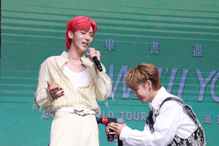 鼓鼓（右）親自用筋膜槍Bii舒筋，打趣怕起生理反應。莊宗達攝