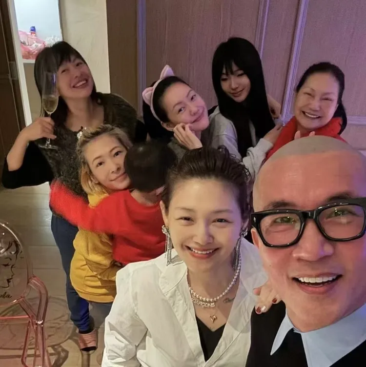 大S（右二）即便淡妝素雅依舊相當有氣質。翻攝小S IG