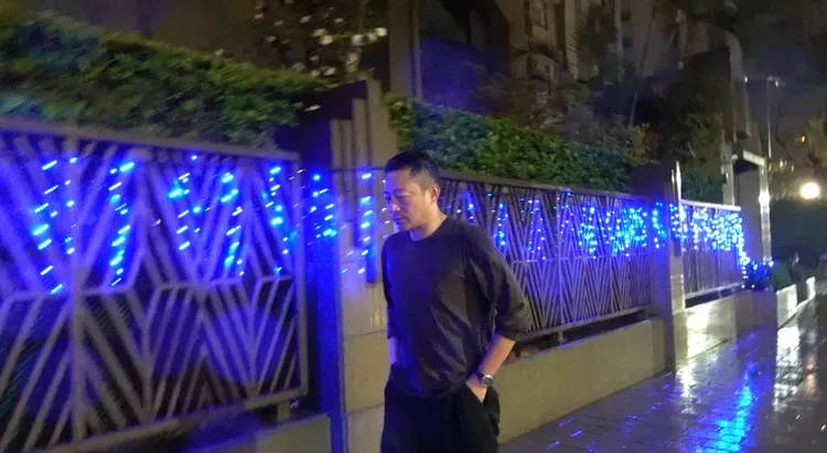 汪小菲前晚獨自一人從大S家走回租屋處，雙手放口袋淋著雨，表情有些沉重。特勤中心攝