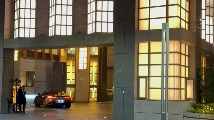 晚間汪小菲駕駛曾被法拍的1680萬ASTON MARTIN跑車，開進大S豪宅地下停車場。特勤中心攝