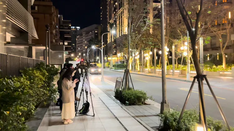 大S粉紅色骨灰罈安放「台北信義」家中，大批媒體在外守候。特勤中心攝