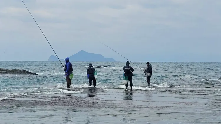 釣客們無畏風浪在海蝕平台上與大海拚博。漁業處提供