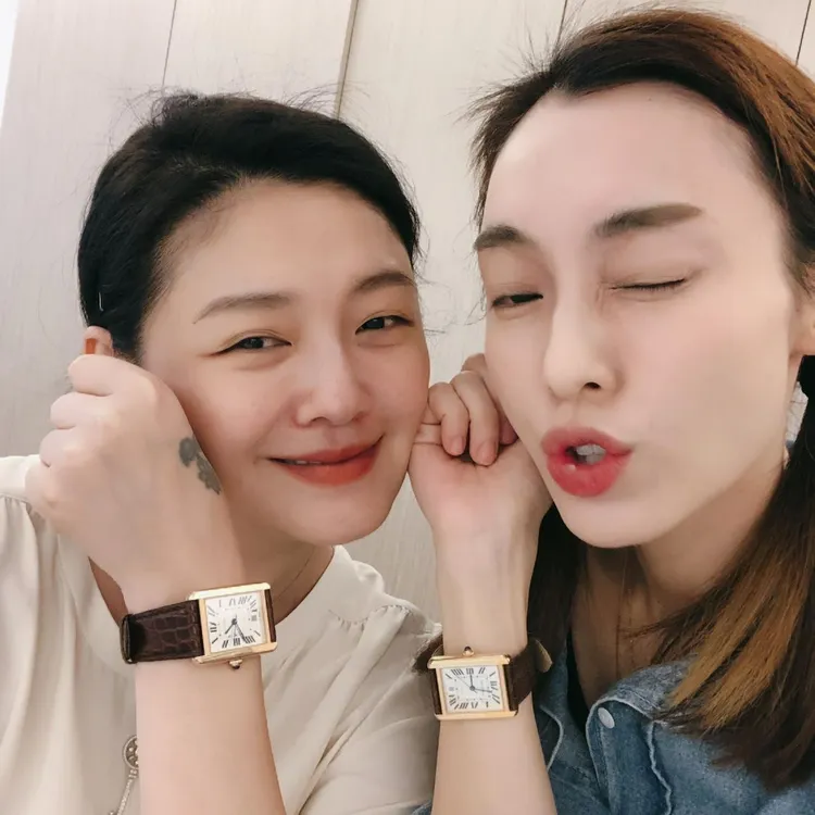 大S（左）驟逝，范范見同款「孔太太」認證錶，睹物思人頻淚崩。