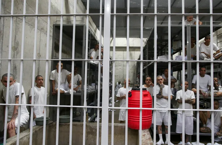 薩爾多瓦「反恐怖主義監禁中心」位於叢林之中，無處可逃。美聯社
