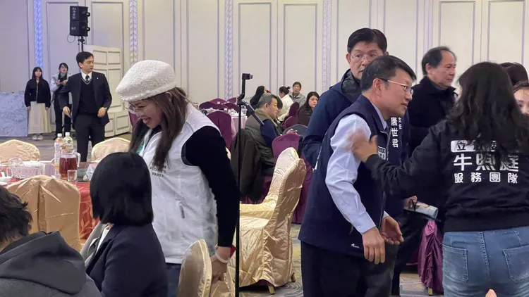 民眾黨立委麥玉珍現身藍委牛煦庭春酒。李俊毅攝