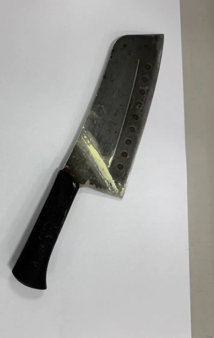 電梯中發現一把遺落的菜刀，但蔡男矢口否認為其所有。翻攝畫面