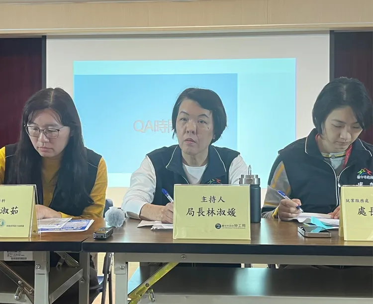 台中市勞工局長林淑媛向參加新光三越員工及廠商，說明相關權利義務。市府提供