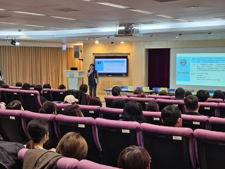 台中市政府今天舉辦首場「新光三越勞權說明會」，吸引近百名勞工、29個櫃位到場。市府提供