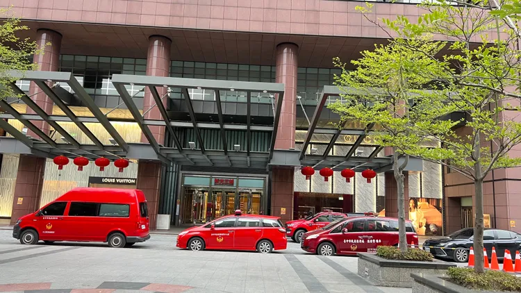 消防人員目前仍持續進入新光三越內部勘驗。鮮明攝