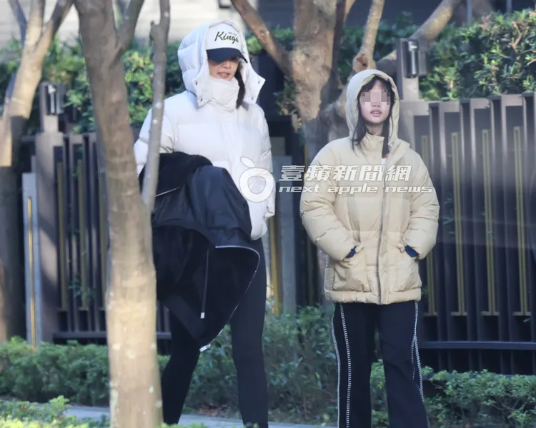 名模林嘉綺（左）與大女兒Kuku，母女倆逆天長腿基因，走在街上像走伸展台。特勤中心攝