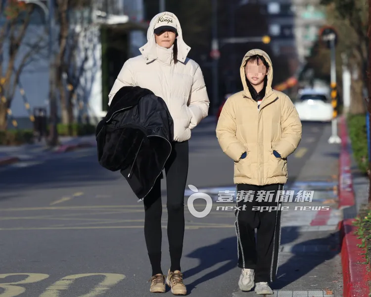 林嘉綺（左）帶著大女兒Kuku走去學校操場，和老公Michael及小女兒Sasa會合。特勤中心攝