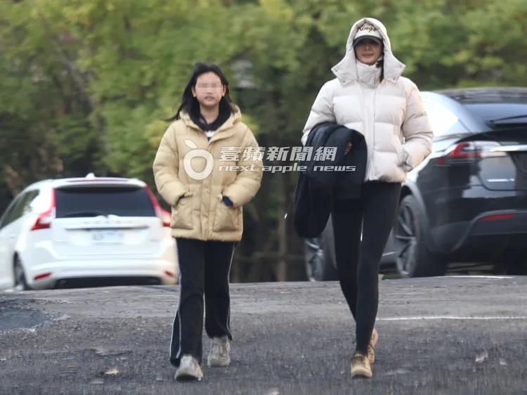 林嘉綺（右）跟大女兒走路到隔壁學校籃球場運動。特勤中心攝