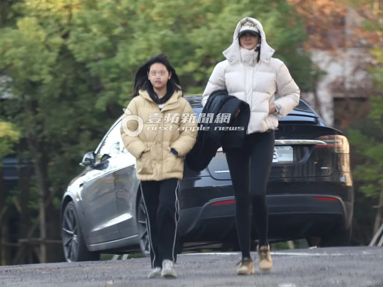 素顏的林嘉綺綁著馬尾，雙手插口袋取暖，手上還拎著1件黑色夾克備用。特勤中心攝